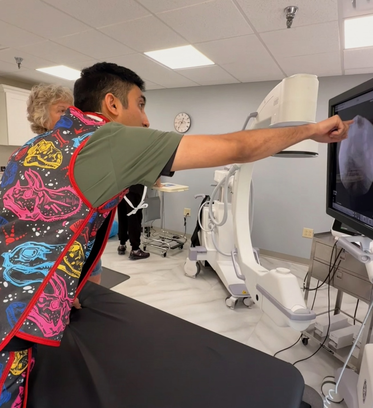 Pain specialist in Pittsburgh showing a patient their x-ray during a non-surgical treatment consultation.